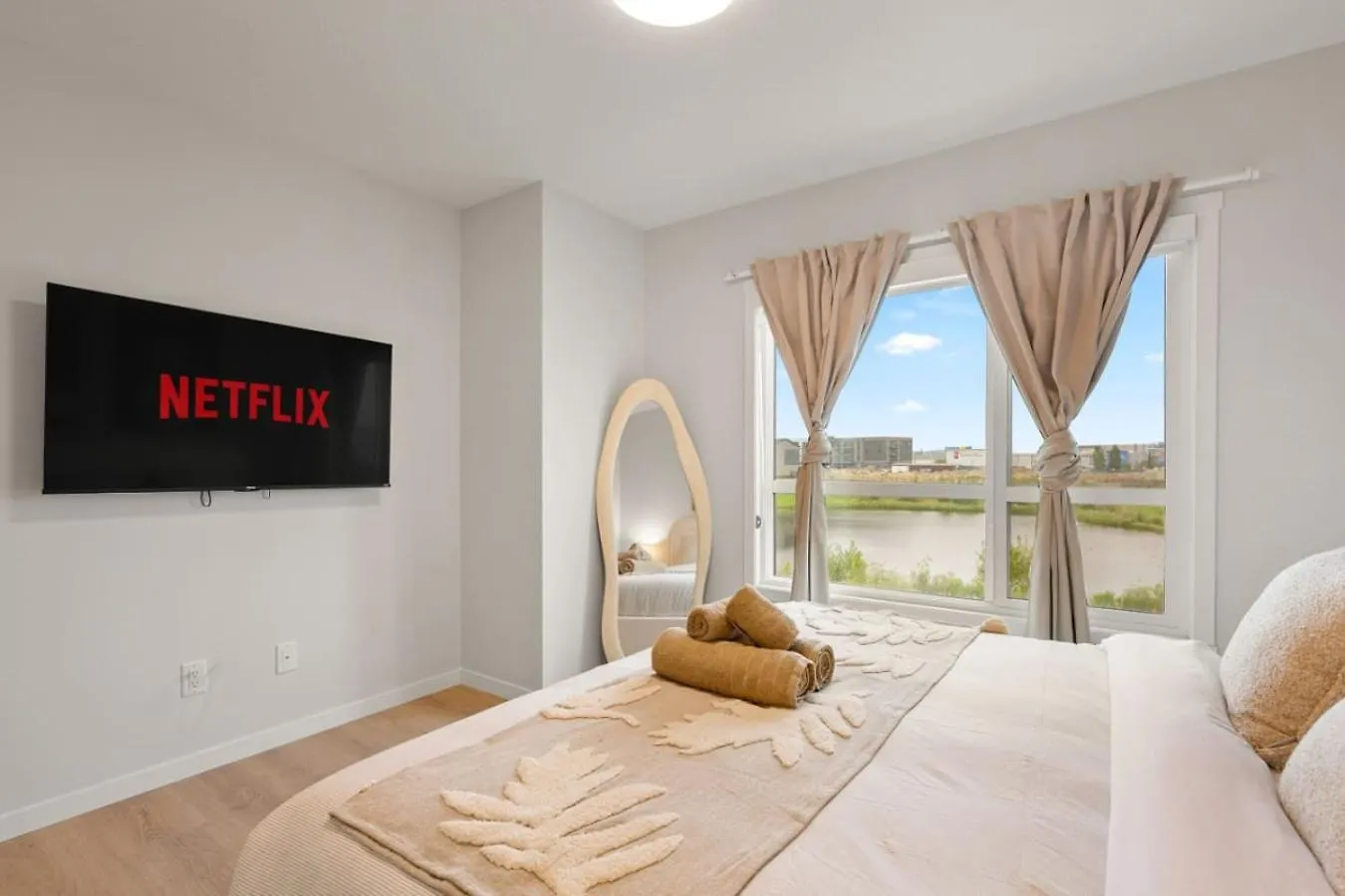 Дом отдыха 3 Bedroom Luxurious Seton Town Home With Central Ac And Lake View Калгари